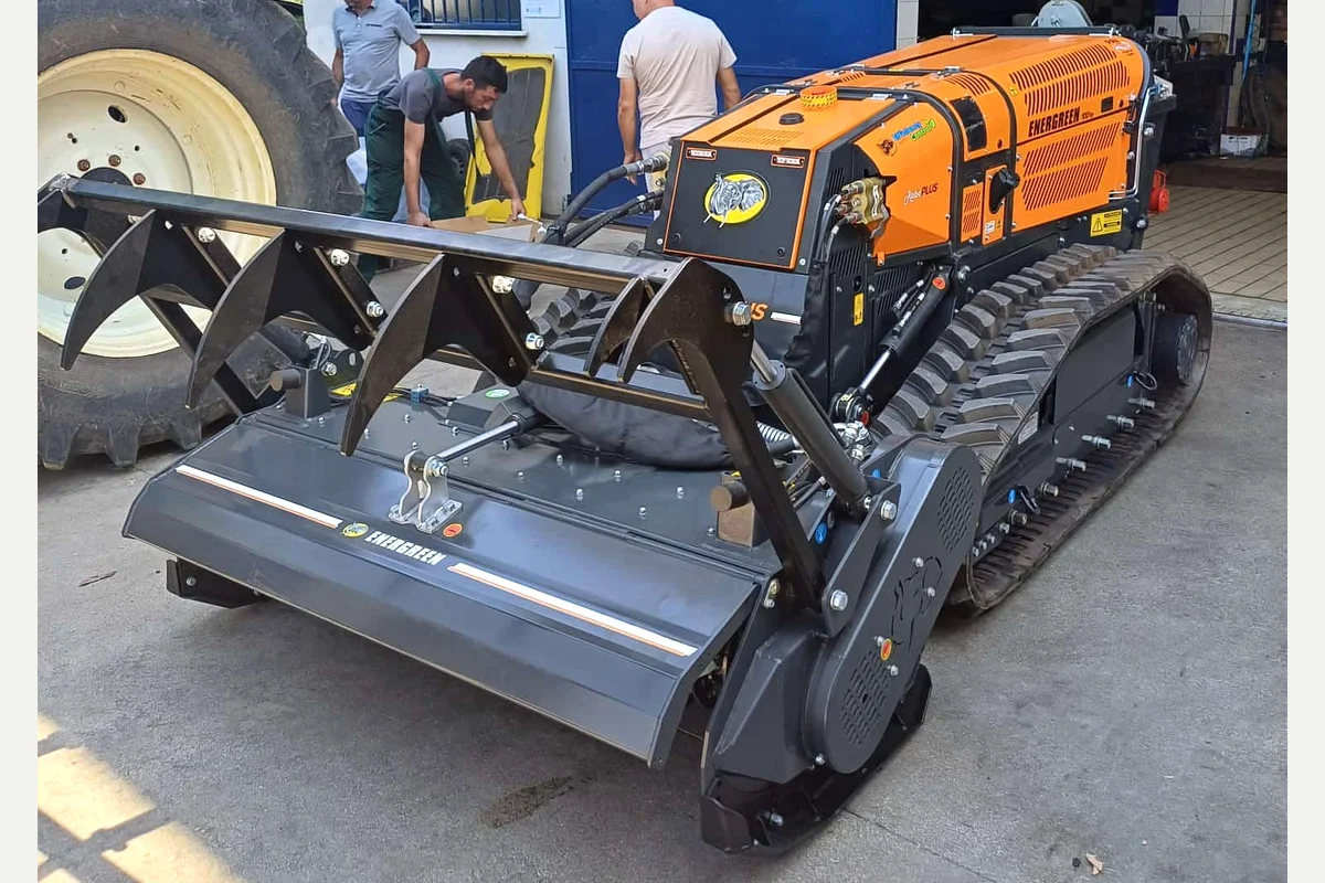 Energreen · RoboPLUS · RADIOCOMANDATI · FORESTALI — Vista del mezzo — CAB Noleggio Mezzi Speciali
