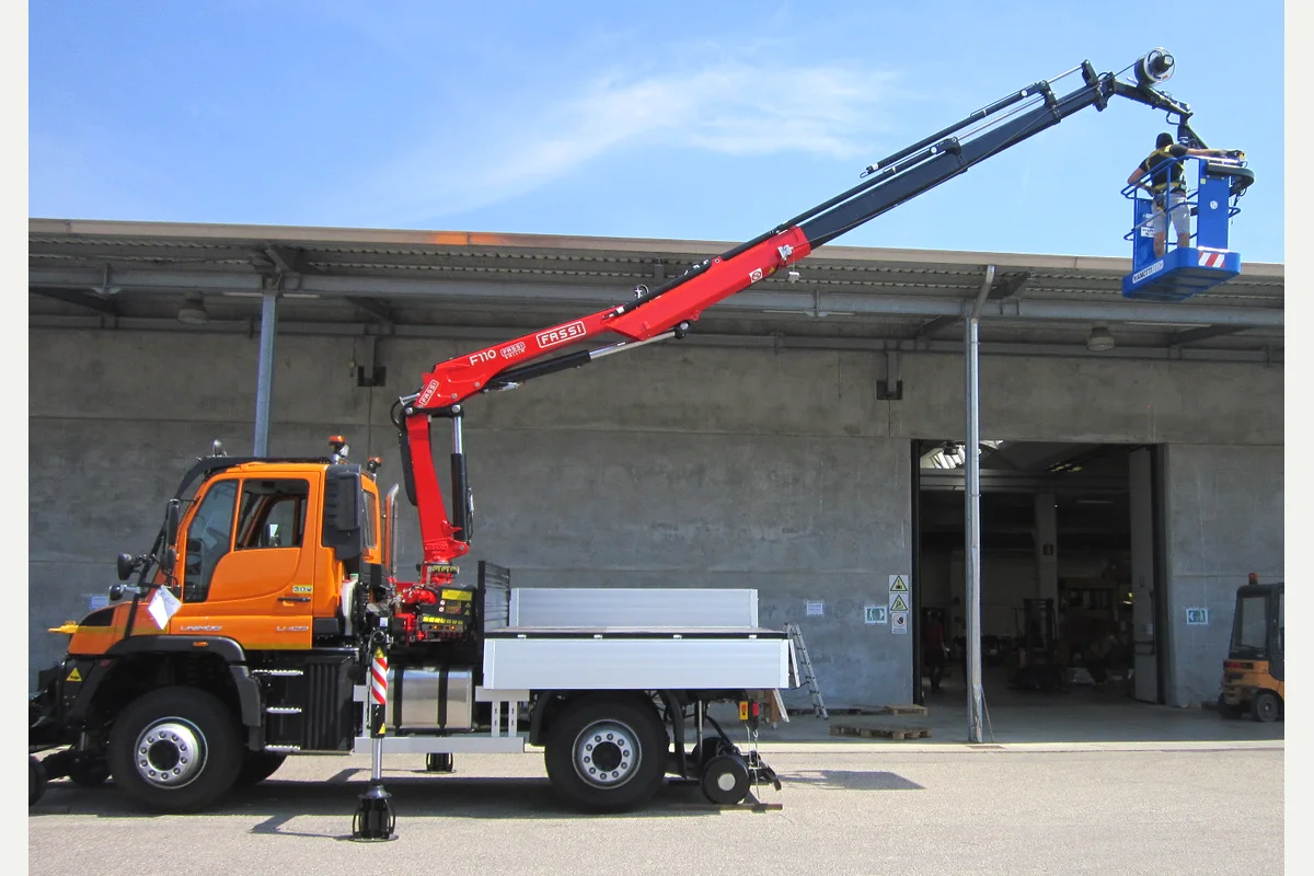 Unimog U423 · MEZZO D'OPERA POLIFUNZIONALE caricatore + ple — Vista del mezzo — CAB Noleggio Mezzi Speciali